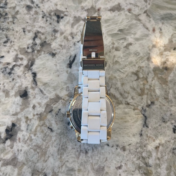 Michael Kors Mercer MK5889 Women's White Silicone Analog Dial Quartz Watch - Picture 4 of 5